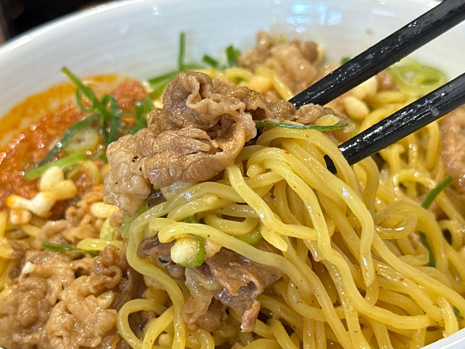 意外にさっぱり系？吉野家初の麺メニュー「牛玉スタミナまぜそば」に大満足！ おたくま経済新聞 ｄメニューニュース NTTドコモ