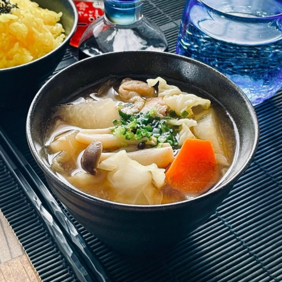 バラエティー豊かな副菜をチョイス！親子丼のおすすめ献立7選 – Onnela オンネラ 暮らしに『楽』を、家族にワクワクを