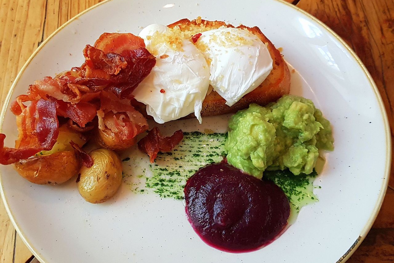 豆皿和食朝ごはん💞 こんにちは😊昨日の朝ごはん🥣 豆皿6つ、身体をあたためる冬のおかずを ちょこちょこと盛り付けしました💞 献立さつまいもの甘露煮 厚揚げ焼き 田楽風 だし巻き卵 オクラの梅おかか和え 枝豆と塩昆布おにぎり 人参のきんぴら ブロッコリーの胡麻和え