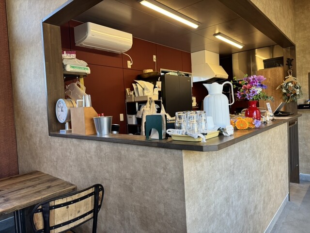 え、こんな場所に！？薪窯焼き本格ナポリピッツァと絶品スイーツに出会える隠れ家カフェ Brochure ブローシャが吉井町にオープン！,高崎市吉井町に2月15日にオープンした Brochure ブローシャさん,「え、こんなところに本当にお店があるの？」とナビを疑ってしまうような、豊かな自然に囲まれた場所に現れる、温かみのある佇まい🏠✨,