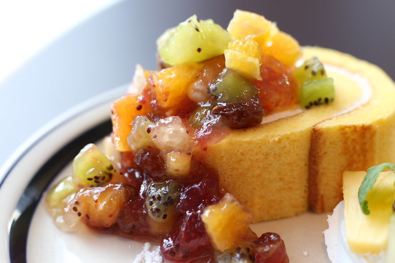 cakes_by_giftmall - Instagram:「美味しそうなケーキが多すぎて、マスカット系の紹介多いのですが、このケーキは断面にまでキレイにマスカットが入ってて、フルーツ感満載！ ホームケーキもいいですが、このような感じで断面が見えるスクエアのケーキも素敵✨ カット