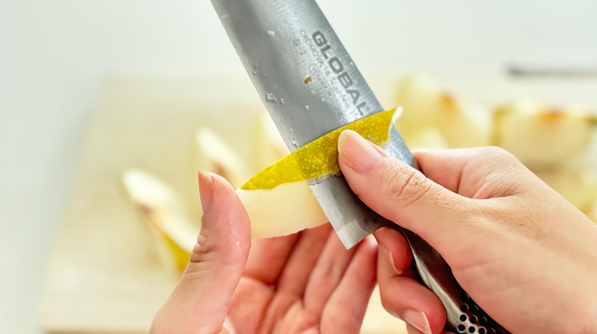 もう「ナイフ」は使わない。梨の皮を“驚くほど薄くきれいに”剥く方法