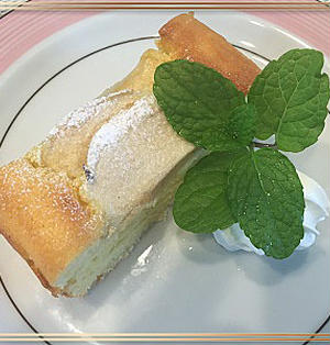 米粉りんご蒸しパン ＜材料＞ ・りんご 1 4 70g・米粉 50g ・ベーキングパウダー 2g ・塩 0.25g ・無糖ヨーグルト 40g・オリゴ糖 20g ・卵 1個 ＜作り方＞ ①りんごを角切りにする ②耐熱皿に、粉類 米粉、ベーキングパウダー、塩 を加えて、よく混ぜる ③残りの材料