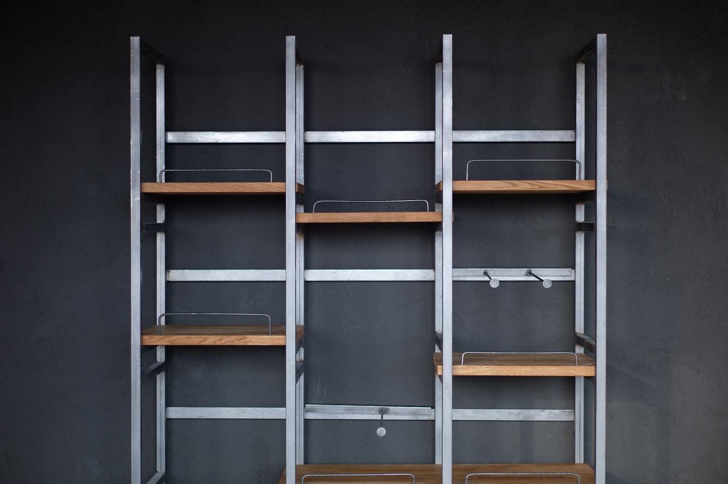 木製陳列棚 BK-93W トレイラック オープンラック キャスター付き 傾斜トレイ棚 3段 高さ調節可能 商品棚 BOX棚 ラック シェルフ 木製什器ブラウン塗装 ベーカリーショップ パン屋 道の駅 直売所 お土産屋 サービスエリア 業務用 ワゴン什器