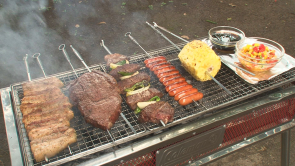 超簡単キャンプ飯 焚き火でシュラスコ風牛串 - YouTube