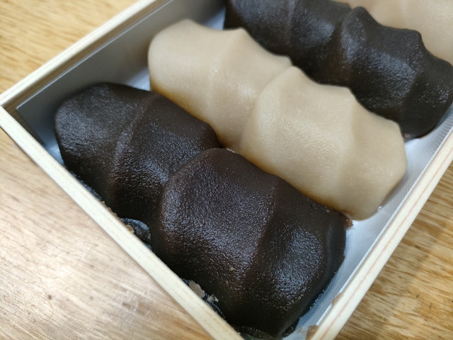 幼少の頃はあんこ苦手でぬぐって餅だけ食べてたら、めっちゃ怒られたなぁ 笑赤福