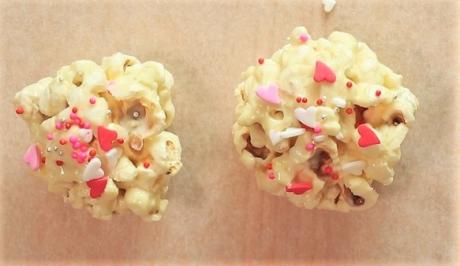 チョコレートポップコーンチョコレートポップコーンは簡単なのに美味しく 親子で作るのもとってもおすすめです🍿🍫 ハーシーのミルクチョコレートとプライム マイクロウェーブ ポップコーン ナチュラルを使って作ってみました🤎 皆さんも是非作ってみてください！鈴