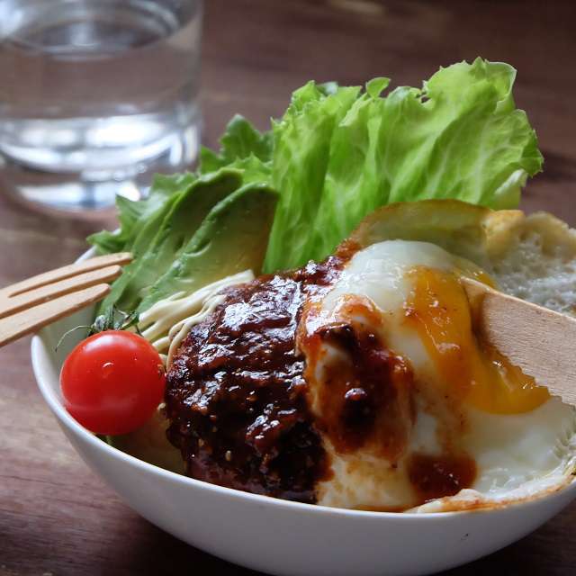 ミートソースで簡単！ロコモコ丼フライパンを使って10分でできるミートソースのアレンジメニュー♪ミートソースを作り置きしておけば、温めてご飯に盛り付け、ベビーリーフ・トマト・目玉焼きを乗せるだけなのでとっても簡単です！ 他の料理にも応用が利く