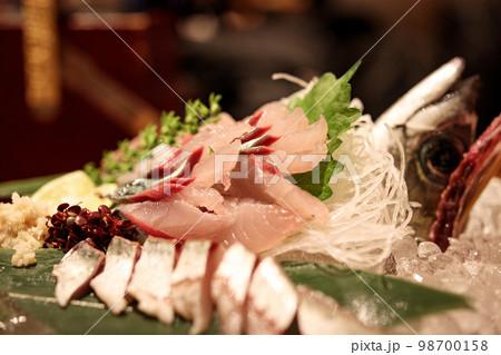 市場 関サバ 関さば 関サバ刺身 大分 豊後水道 天然 セット 送料無料 60ｇ×4皿 9枚前後 4人前 解凍するだけ 小分け -40度で真空冷凍時短簡単 職人が調理盛り付け 海鮮 ギフト 付けタレ わさび レシピ付き 御祝 ギフト：天然クエ・ふぐ 王道和食板前職人