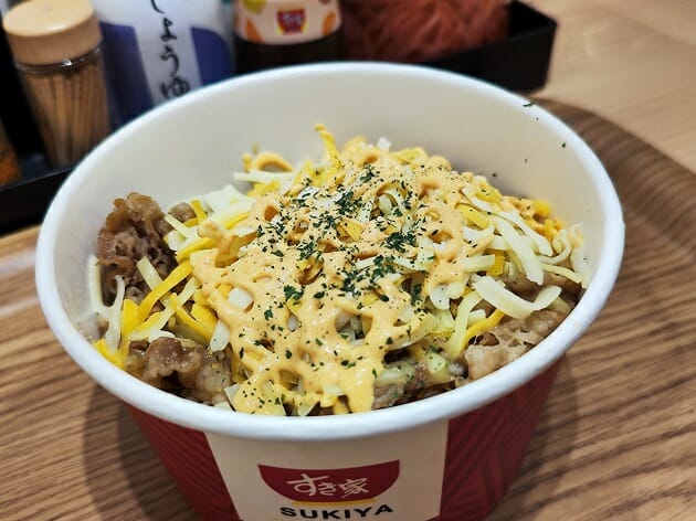 松屋が仕掛ける“丼の再発明” チーズバーガー丼登場！すき家はナポリタン牛丼で対抗まるっと飲食情報局 G-FACTORY