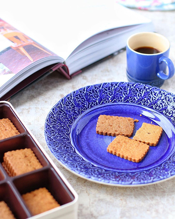 白と青』の食器が好きです。 和食器でも洋食器でもよくある白地に青の模様入りの器。 食材の色を引き立ててくれて、どんなお料理にも合うので重宝しています。私のよく使うお気に入りの『白と青』はこちらのラインナップ。 大きさは18cm、20cm、23.5cmと盛り付けたいもの
