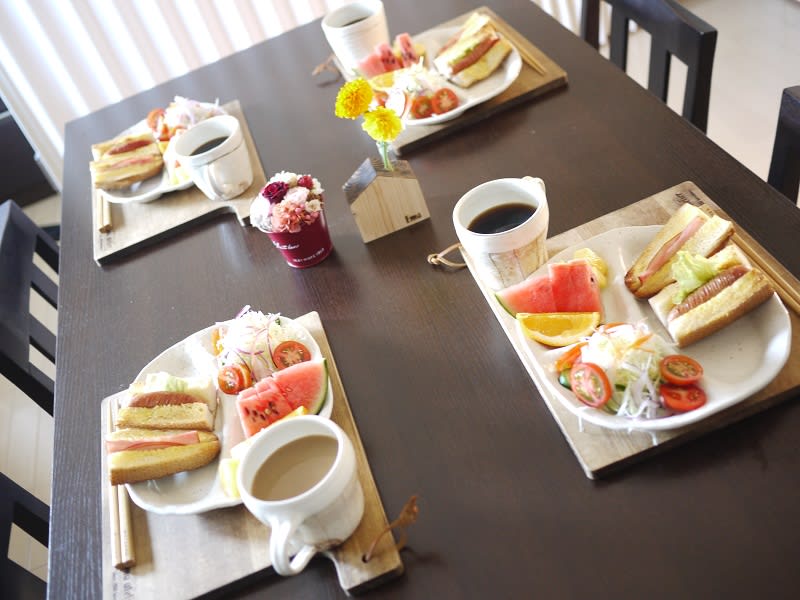 チーズをのせて焼いたフランスパンと緑の野菜ジュースの朝食の写真・画像素材-Snapmart スナップマート