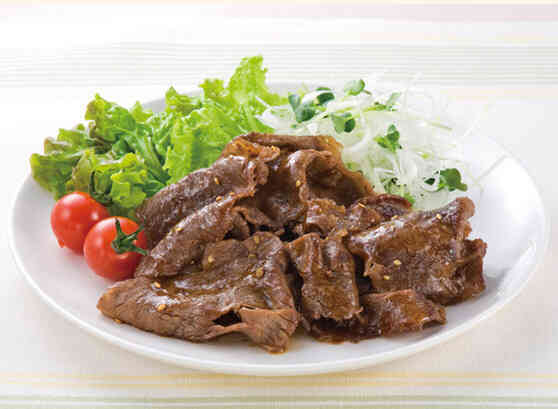 のせてかけるだけ！ ローストビーフ丼のレシピ🍚🥩忙しい日は手軽でも おいしいごはんが食べたいもの。 ブルドックソースのたれを使った簡単なレシピをご紹介します💁‍♀️ 市販のローストビーフを盛り付けて ドレッシングをかければ完成！ 味の決め手は「たっぷり