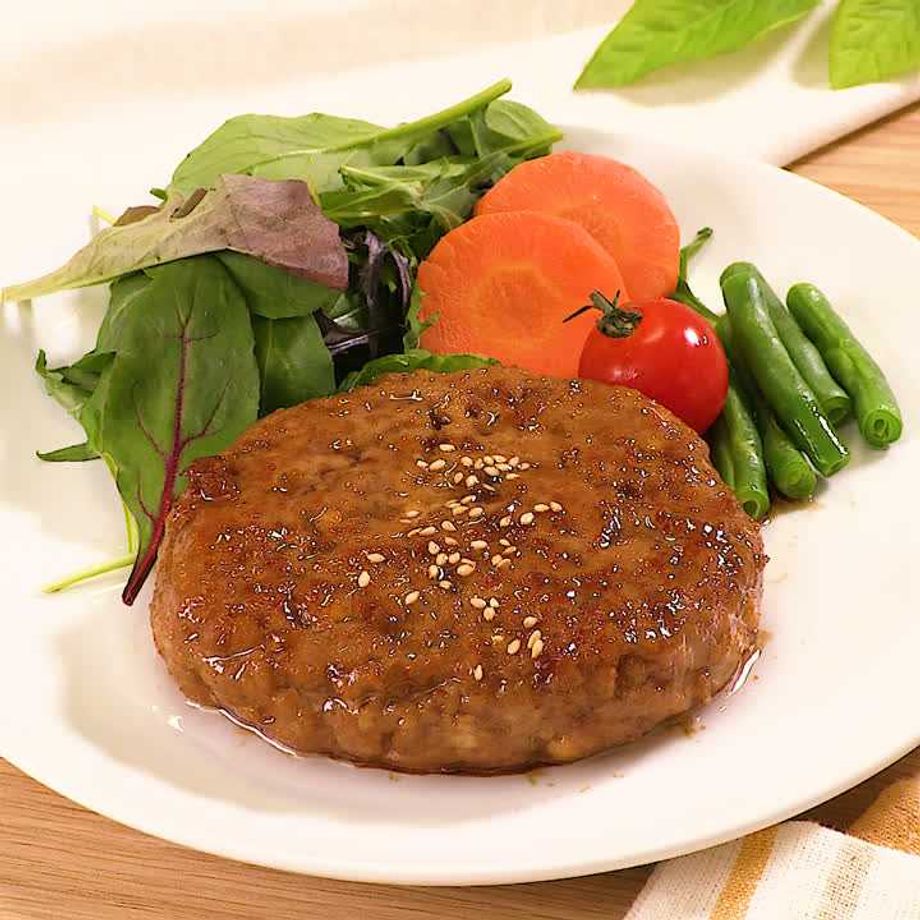 バッター液は不要です😌 パン粉はお豆腐の水分でくっつきます。 ふわふわでサクサク ♥ ̖́- 地元のお豆腐屋さんにあるお豆腐メンチがおいしくて、行くたびに少しずつ材料や作り方を聞き出しました🫣笑ちょっと違うけど、 いや本家からするとだいぶ違うんだけど😅これ