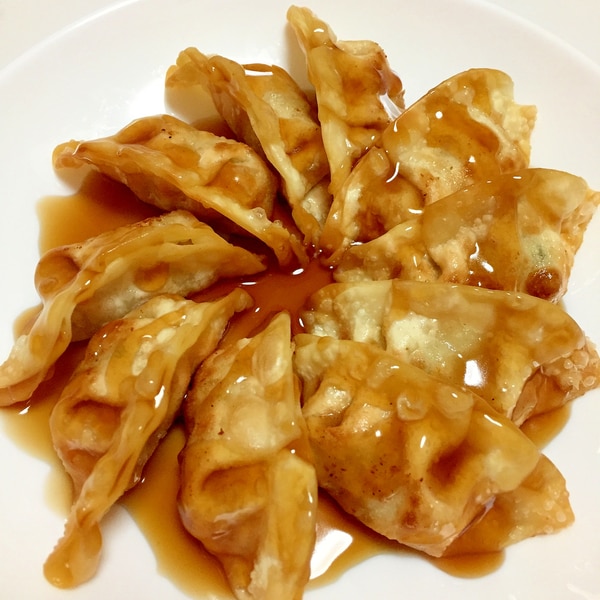 万能甘辛タレがミソ！ 餃子の甘辛ソースかけ