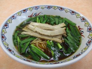 シルバニアファミリー ランチボックス🥖🥦 大人気のランチボックスが再販開始しております♪ ハーベストの丘シルバニアパークオリジナルロゴがとってもかわいい♡食べ終わったら、お家へ持って帰ってまた使ってね🌟 1セット：1,300円 税込販売時間：毎日11:00〜 場所