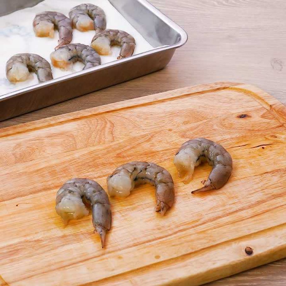 むきエビ」の人気レシピ＆解凍のコツ下処理がラクで使いやすい！キナリノ