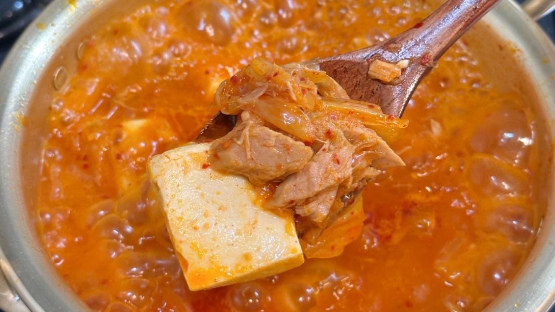 韓国料理レシピ 日本のキムチを使って韓国本場キムチチゲの作り方からモッパンまで!サムギョプサ熟成肉専門店ヨプの王豚塩焼オーナーYouTubeチャンネル ヨプの台所