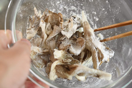 まいたけ 舞茸 の汚れの取り方、美味しい切り方。生食はダメ!下ごしらえ辞典 〜料理の下ごしらえと基本とコツ