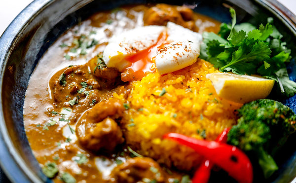 こんにちは🌞 カレーの紹介です！鮭のココナッツカレーゴロッと鮭が入ったお魚カレー。 ココナッツミルクのマイルドな味わいと、青唐辛子のピリッとした刺激が楽しめます🍛辛めのカレーなので、他のカレーとあいがけもオススメ◎ 是非お召し上がりください