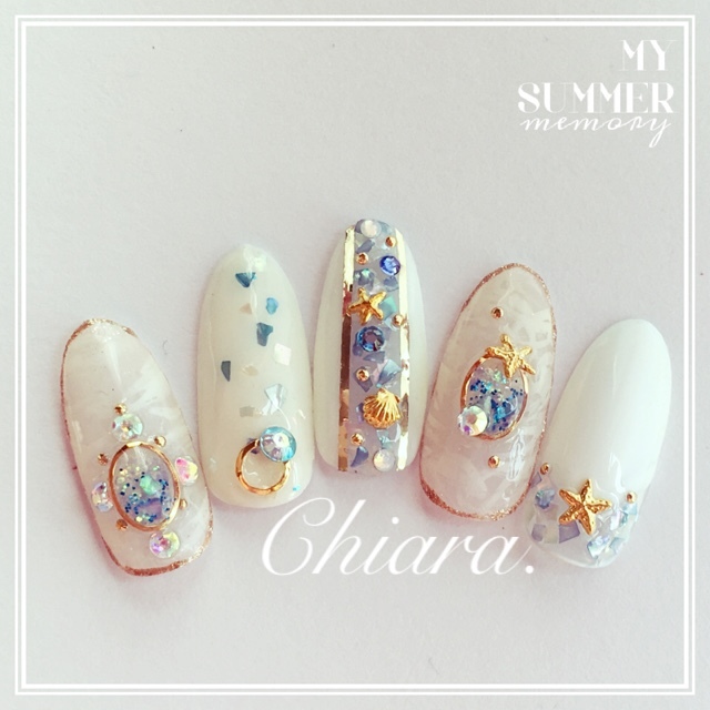 夏はネイルにも華やぎを 派手ネイル11選 太陽や海のきらめきを指先につめこんだデザイン集Oggi.jp