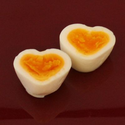 ゆで卵に一手間かけて可愛いお花たまご🌼, ◎失敗しないポイント◎, 茹で始めの１分間はお箸で混ぜ続けること。,これで黄身が真ん中になるのでどこで切っても, 可愛いお花になるよ🥹🫰💕, 前回載せた卵焼きのお花作る時と同じで, 竹串をつけた後上から見た時に,綺麗な五角形になってれば勝利です。笑, 輪ゴムは２周巻きつけてる🌀, 糸で切れば黄身がボロボロにならないよ🌼, 茹で時間は9分がマイベスト⏰,