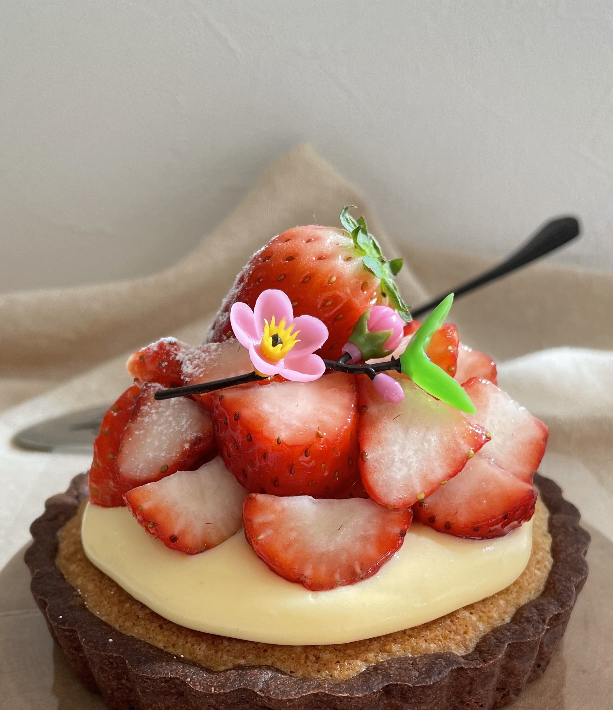 🌸明日はひなまつり🌸＜「だんご粉」を丸めてゆで、串だんごともなかにアレンジ！桃の節句の和スイーツ＞ 桜やいちごを使ったかわいらしい和スイーツです✨.調理時間：約20分.材料＜いちごだんご＞ 4本分□だんご粉 100g □いちご 4個 □こしあん