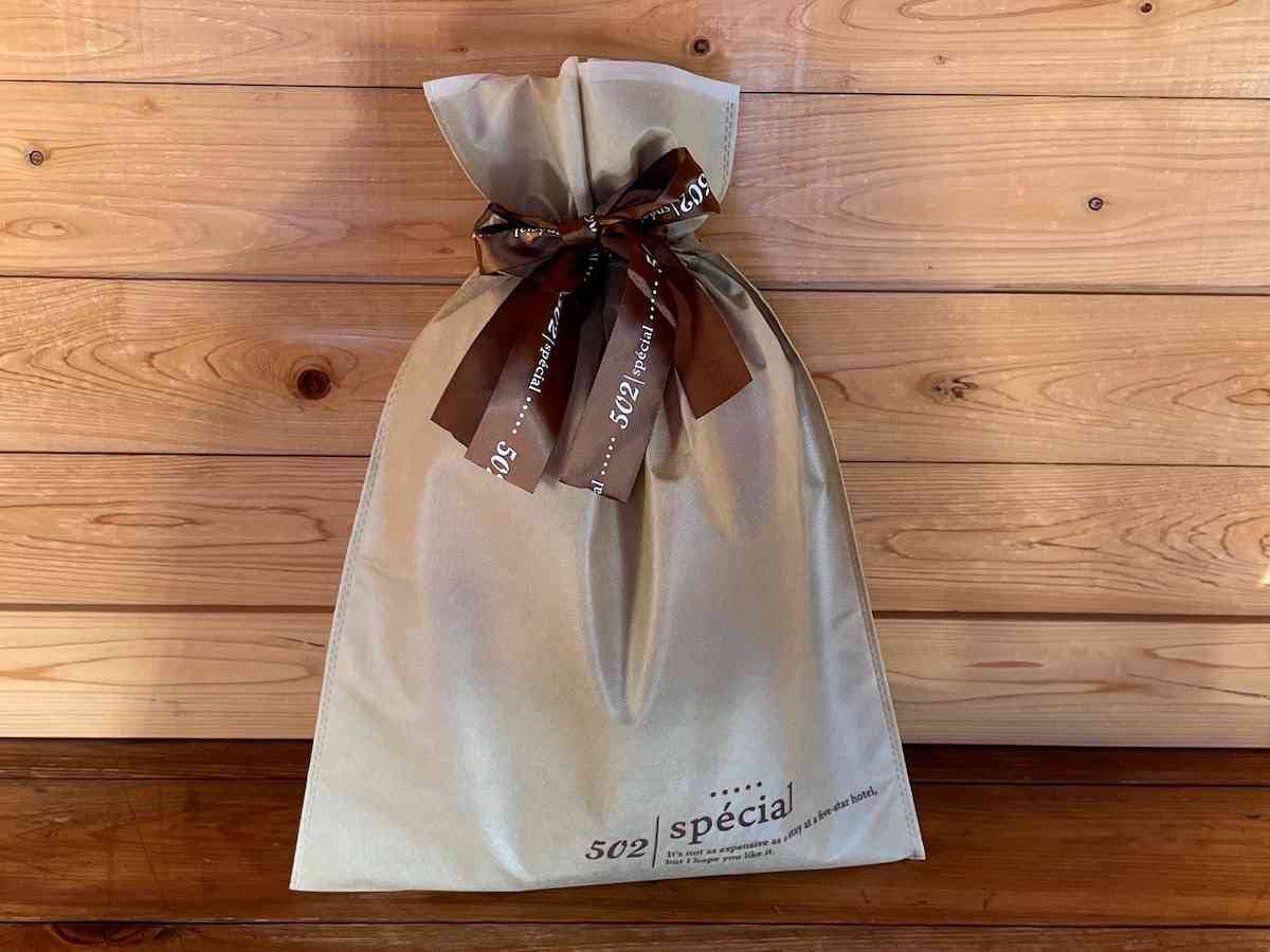 ギフト以外にも使える！ダイソーの紙袋が「何かと便利」「おしゃれで実用的」 - macaroni