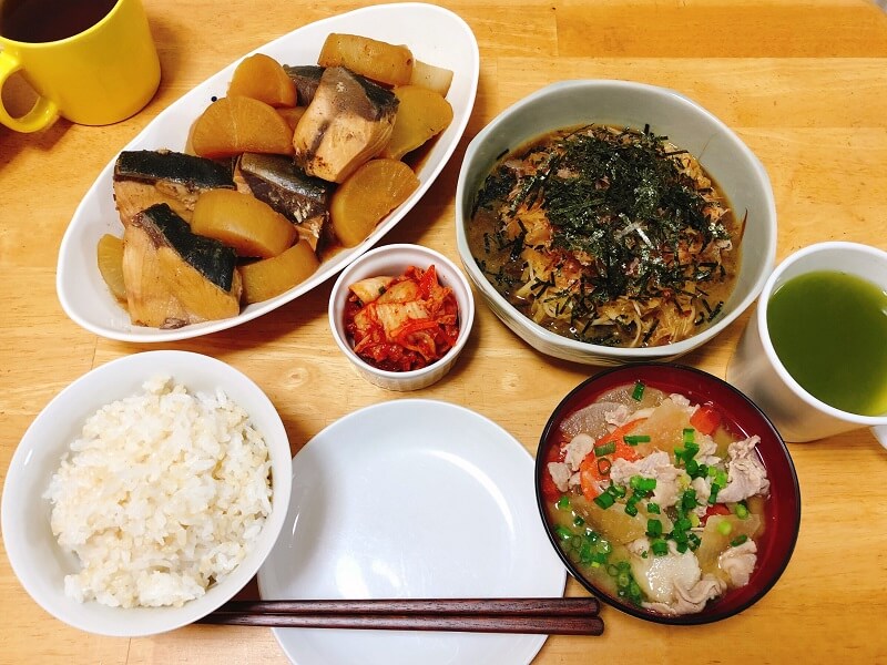 夕食 ぶり大根・トマト煮込みハンバーグ・スナップえんどうとレタスのじゃこ炒め: THE LAST SASURAI ～自炊ニストの食卓～