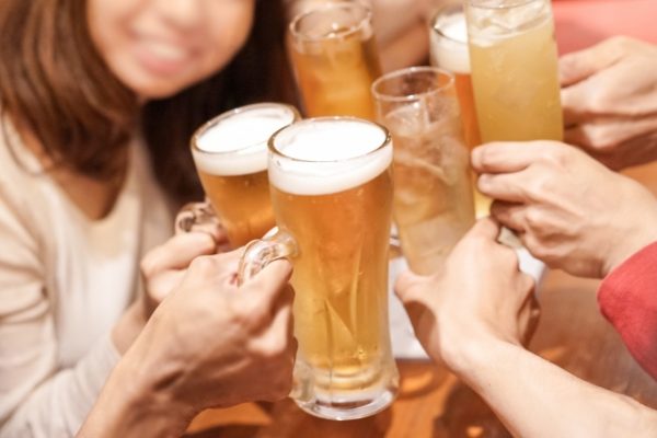 英語で「乾杯」の適切な言い方を紹介 乾杯の挨拶の例文とマナー- 英語で暮らしと仕事が楽しくなるビズメイツブログ Bizmates Blog