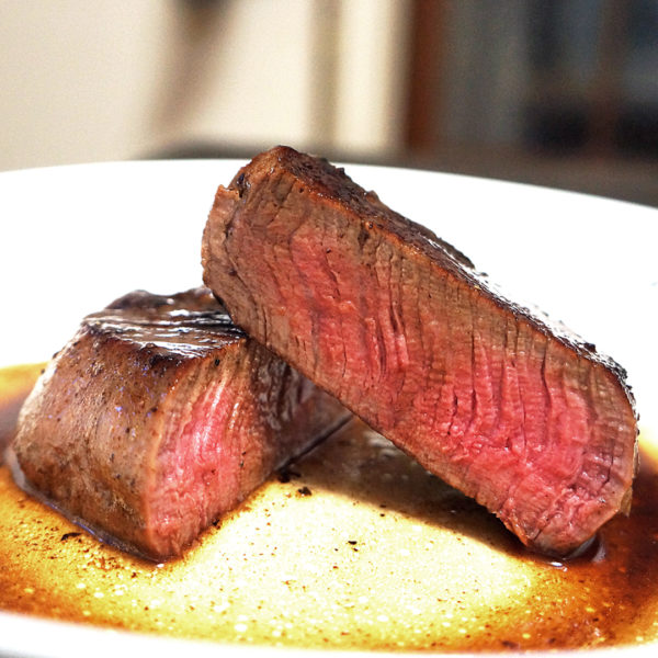 肉屋が教える 和牛ヒレステーキを焼くだけの動画 @yasus_kitchen_official ヒレ肉は牛肉 の中でももっとも柔らかく高価で質の高い部位です。今回はお店で余ったヒレ肉を使って最高に美味しいステーキを焼きました！ソースも絶品なのでぜひ作ってみて下さい