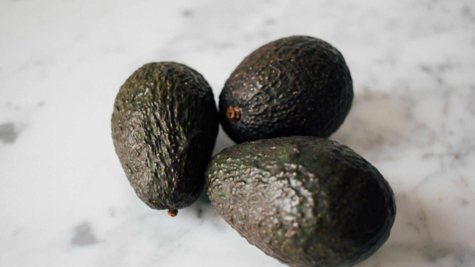 簡単！アボカドの食べ頃を見分けるには？初心者でも食べ頃を見分けられる３つの方法ONIGO通信スーパー価格で、すぐ届く。ONIGO