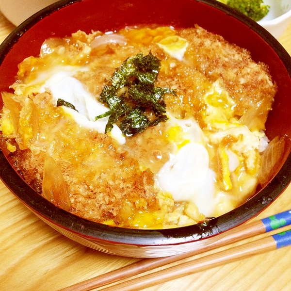 ○カツとじ丼 惣菜コーナーより、カツとじ丼のご紹介です♪ 7 8 月 の特売品です。普段よりもお求めやすい価格で販売いたします！ぜひこの機会におためしください。 食べやすいサイズにカットしたトンカツの上に、ふんわりとした卵とじ で仕上げた美味しい丼ぶりです