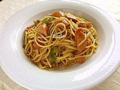 ワンパンでトマトソーセージパスタ風 , フライパンに材料ぶち込んで加熱するだけで作れるのにめちゃくちゃ本格的な味わいのトマトパスタをシェア！,材料 , パスタ100g, トマト缶半分 200g , ソーセージ好きなだけ, コンソメの素大さじ1, おろしにんにく2cm, 水300ml,※粉チーズ, ※まるみスパイス,作り方 ,