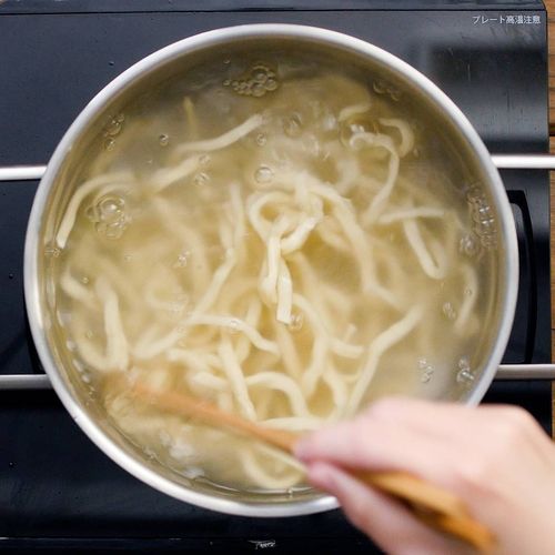 手打ちうどんの作り方; 畳んだ生地を切る 写真素材6595484- フォトライブラリ