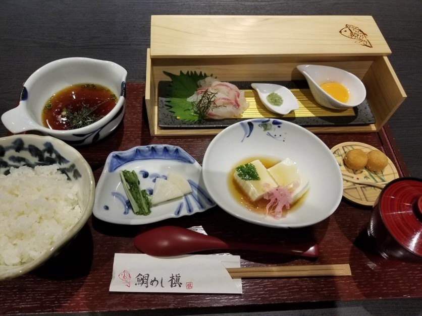 京都寺町 鯛めし槇」の新鮮な真鯛のお造りにとびっ子などが乗った「槇の鯛めし丼」 - 京都市役所前ランチめぐり