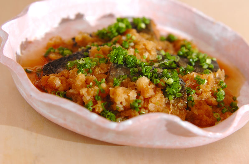 鯖のみぞれ煮」 みんなペロリと食べてしまう😋 ごはんが進む大人気おかず🐟️ さっぱりとした味わいを楽しんで♪ ----------------📝レシピ ---------------- ＜材料＞ ・骨取り鯖 2切れ ・片栗粉 適量 ◯合わせ調味料 ◯醤油 大さじ2 ◯料理酒 大さじ2◯みりん 大さじ2