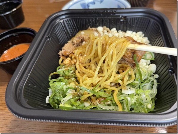 吉野家、初の麺メニュー「牛玉スタミナまぜそば」 - Impress Watch