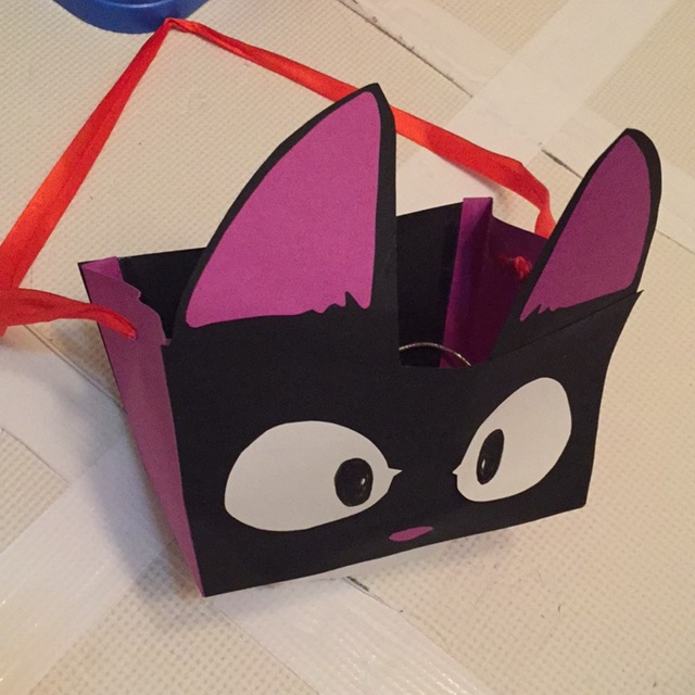 ハロウィンかぼちゃのお菓子入れ カッティングマシンで簡単工作イラストレーター イシグロフミカnowanowanかわいい保育のイラスト・壁面