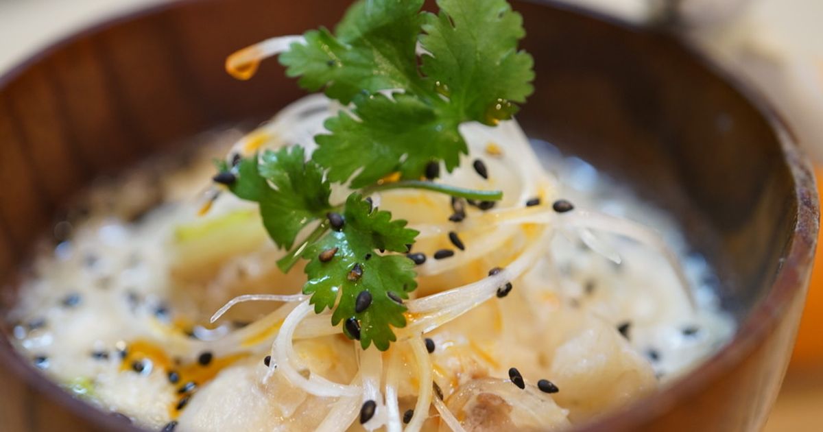 牛テールスープで食べるもりおか冷麺。 盛岡冷麺にハマり中。東京でも店頭で見かけたらつい買ってしまう。今回は牛テールスープのものをゲットして作ってみました。具材はローストビーフ・白髪ネギ・ベビーリーフ・煮卵。盛り付けに赤・緑・黄色系の色味が入るとカワイイ