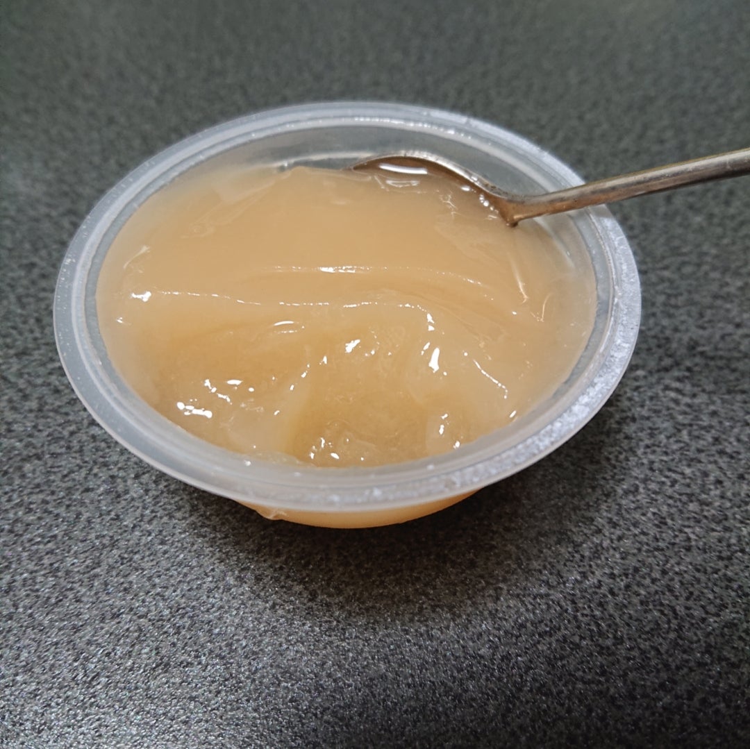 白州名水でつくる水ようかん。 シャトレーゼの水ようかんは、南アルプスの麓、白州でつくられます。この地にお菓子工場を建てたのは、名水でお菓子作りをするためです。 お菓子作りに使う水は、長い年月をかけて花崗岩を染みとおり、清らかな名水へと磨かれたもの。雑味