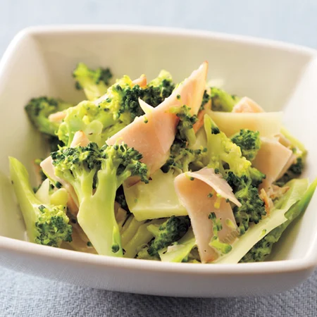 生ハムとブロッコリーのサラダ