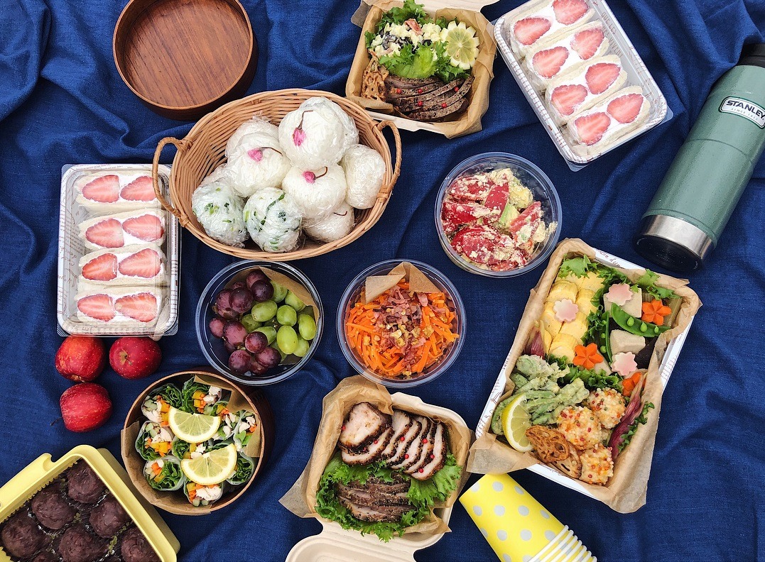 久しぶりにお弁当作りました🍱🍙ピクニック弁当14期でピクニックしました私はおかず係8人分のおかずけーにもミニ弁当作るはずが間に合わず早起きしてお弁当作りって大変毎日パパと兄弟3人の4人分のお弁当作ってたママすごいなって思いました親に感謝