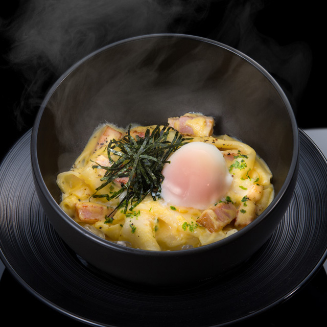 土産紹介 幅が5cmを超える！鬼ひも川うどん！, 今回は花山うどんさんの鬼ひも川うどん作りに挑戦してみました♪,つゆは上州肉汁つゆと坦々つゆの2種類を購入！, 作り方は沸騰したお湯にうどんを一本づつ入れて、麺がくっつかないようにたまに混ぜるのがポイントです⭐︎,茹で上がった麺を冷水でしめたら完成！,