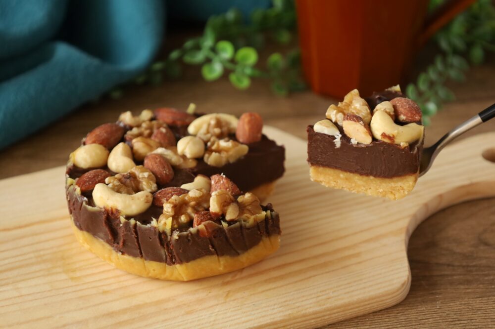 オーブンなし！材料４つ！焼かない簡単生チョコタルトのレシピ。生クリームなしの作り方。 - つくりおき食堂