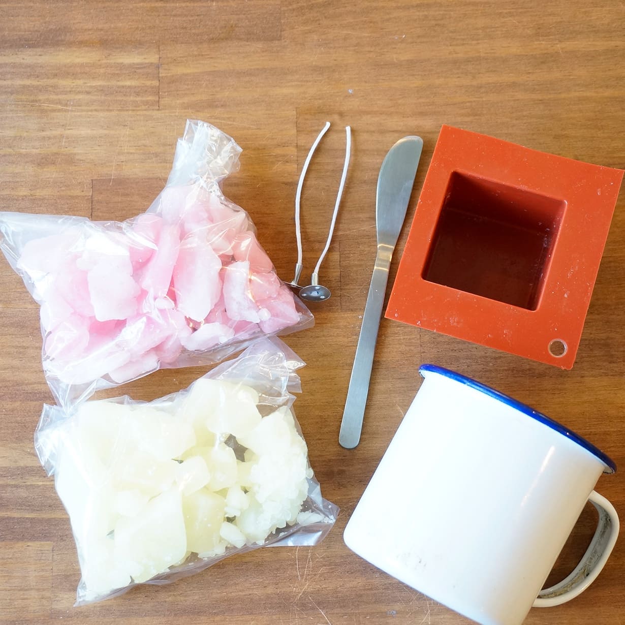 手作りキャンドルキット✨ 夏休みの工作にどうかな？？🐸🐼🦁🐰🐶 シート状になったロウをちぎってこねてまるめて 貼り付けて作ります！ ☑︎ 手作りキャンドル¥825 税込※イヌ•カエル・パンダ•ライオン•ウサギ•ブタ 似顔絵👶のキットがあります