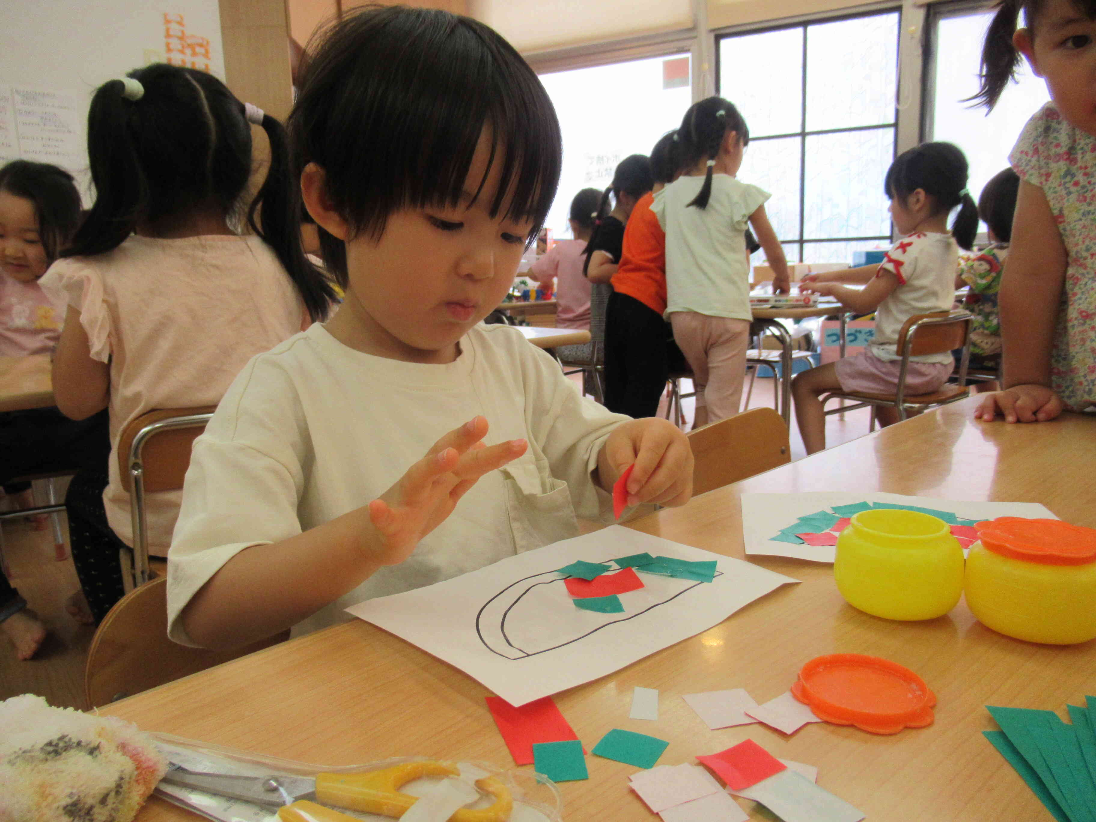 かわいい紙皿かばんの作り方 簡単工作で子どもが喜ぶスイカバージョン