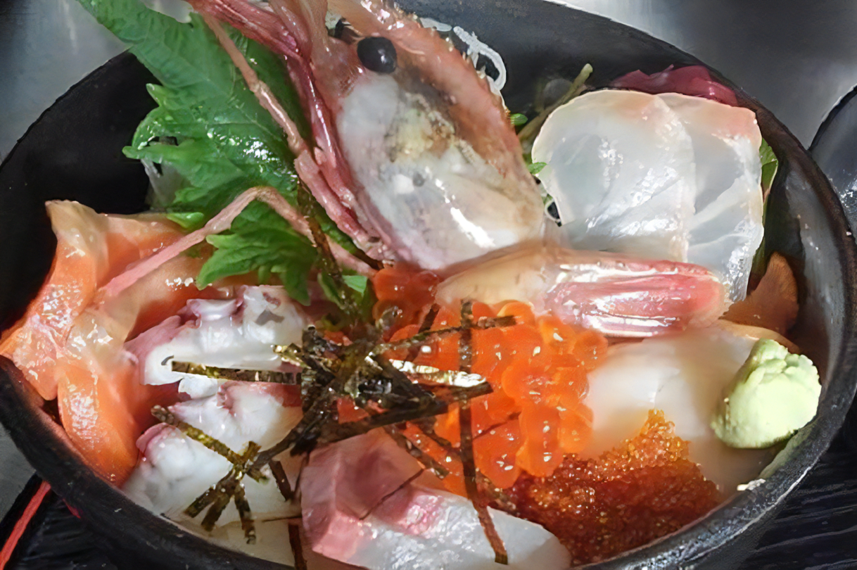 紋別で地元の魚を堪能するならここサイコーだった✨, ホタテ素晴らしい鮮度だなー。ホッケフライもうまい！,そしてびっくりしたのが和風オムレツ、出汁がたまらん！, 💡海鮮酒場 明酔💡, 🚩北海道紋別市幸町６丁目2-10,海鮮酒場明酔,紋別グルメ,紋別マニア,紋別居酒屋,はまなす通り,裸電球,北海道グルメ,北海道グルメマニア,monbetsu