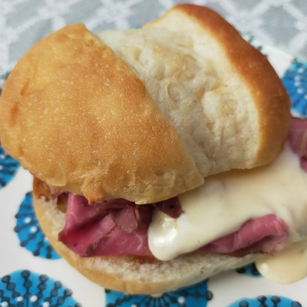 okinawa🦦🤍 ちょっとコアな沖縄情報です🪿🌼 北谷のCamp Fosterにある“Arby's“さん🏝️日本では沖縄のベース内にしかない、 アメリカのファストフード店🫶🏽🇺🇸 ✔︎Roast beefclassicのsetを注文🍔サイドメニューはcrinkle fries🍟 バンズがすんごく柔らかくて