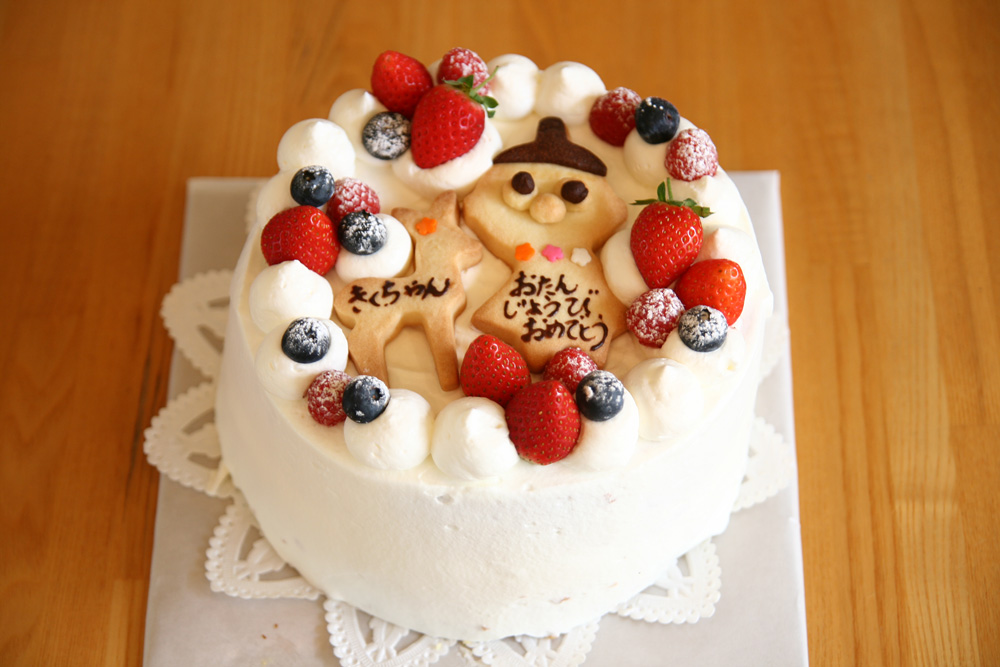 シフォンケーキのお店 フォルノ - 本日もたくさんのご来店本当にありがとうございます！ ・今日のデコレーションシフォン ・ まほちゃんのシフォンはフルーツ控えめ中は生クリームのみ ・ 右側くみちゃんのシフォンはフルーツたっぷりバージョン ・ お誕生日おめでとう